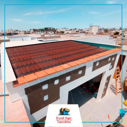 Cuarto-de-drywall-con-techo-de-fibra-y-placa-negra-y-fibrocemento-al-exterior